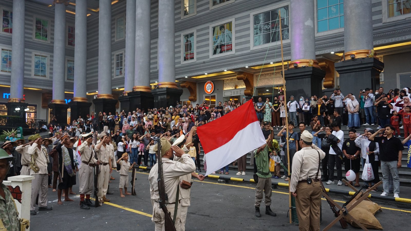 THEATRICAL KEPAHLAWANAN YOGYAKARTA BERHASIL MERIAHKAN HARI PAHLAWAN DI JOGJA CITY MALL