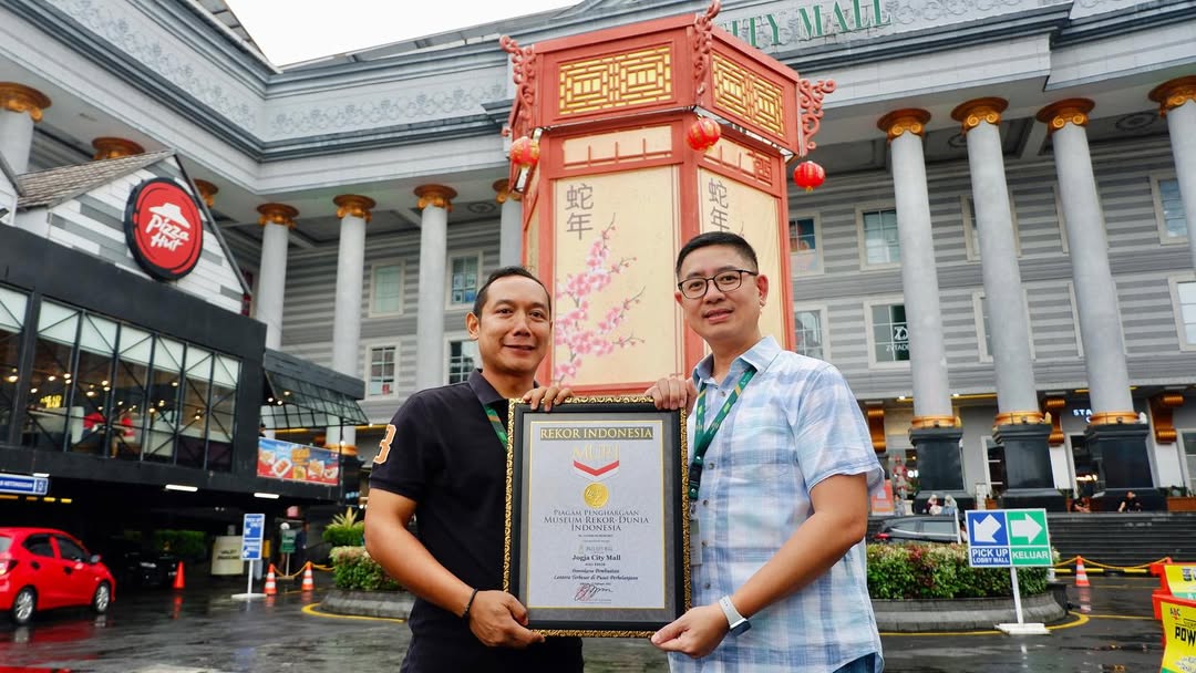 JCM RAIH PIAGAM PENGHARGAAN REKOR MURI SEBAGAI PEMRAKARSA LENTERA TERBESAR DI PUSAT PERBELANJAAN
